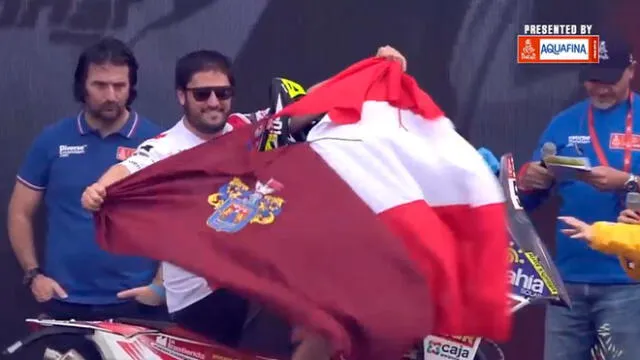 Sebastián Cavallero, piloto de motos arequipeño, llevó la bandera peruana a Arabia Saudita. Foto: captura