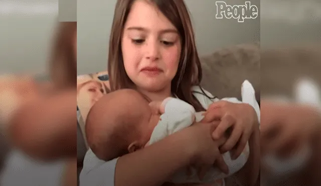 En YouTube, una pequeña se emocionó al conocer a su hermana que estuvo internada en el hospital tras su nacimiento.