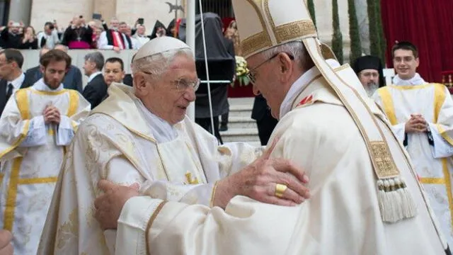 Benedicto XVI se opuso al papa Francisco sobre su decisión de levantar el celibato clerical.