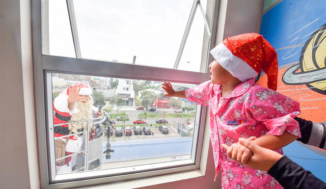 Papa Noel logró visitar a niños del INS. Fotos: INS