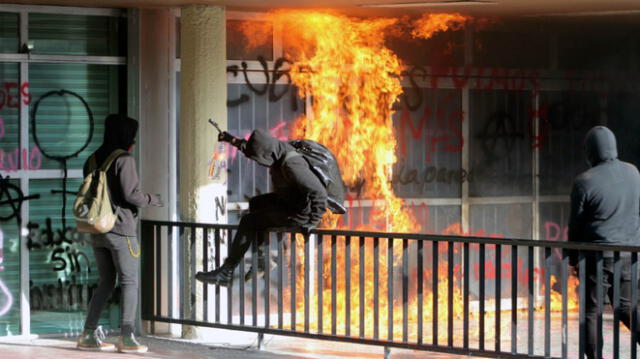 Los alumnos más radicales prendieron fuego al emblemático edificio de la Rectoría. (Foto: Notimex)