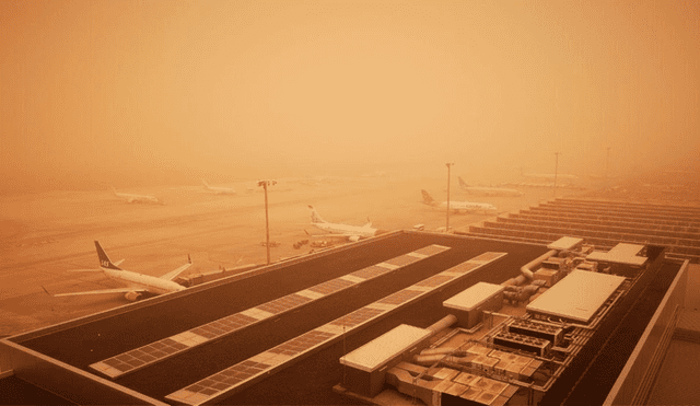 Este es el estado del aeropuerto de Gran Canaria con una gran tormenta de arena que imposibilita la salida de los aviones. Foto: Difusión.