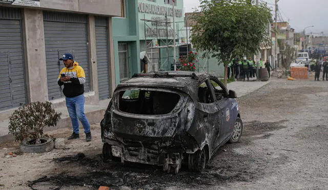 comisaría municipal de arequipa.  Un grupo de enardecidos manifestantes llegó a la comisaría de Ciudad Municipal para atacarla. Ahí cayó Manuel Arcana víctima de arma de fuego.