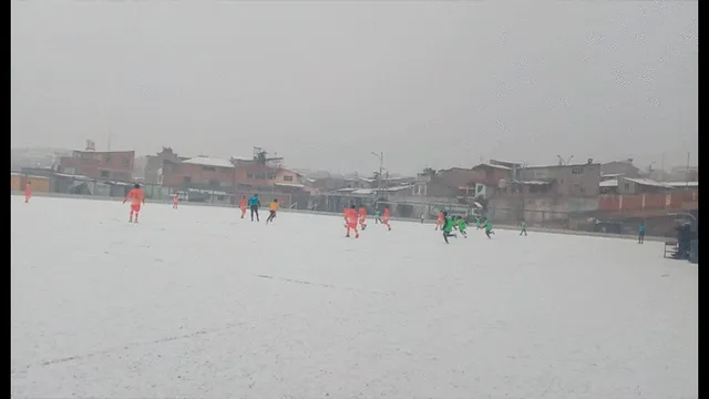 Pasco: sobre nieve y a más de 4 mil metros de altura niños juegan partido de fútbol [VIDEO]