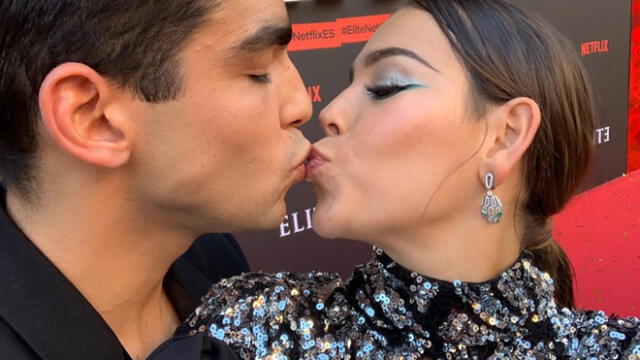 Danna Paola besa a actor de “Élite” en alfombra roja de la serie [VIDEO]