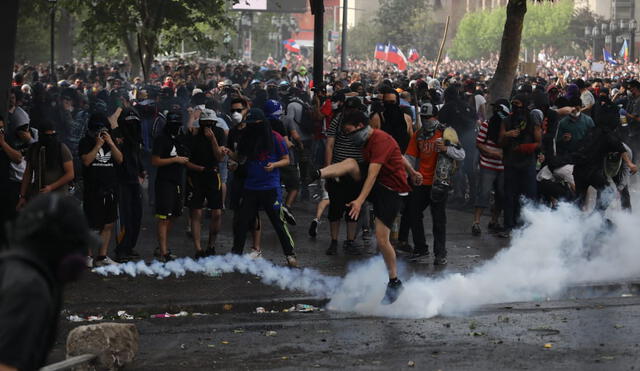El estallido social altera la rutina de los chilenos. Foto: Jorge Cerdan.