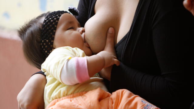 Pediatra afirma que es importante que la primera tetada sea dentro de la primera horas después del parto. (Foto: Manuel Llontop / La República)