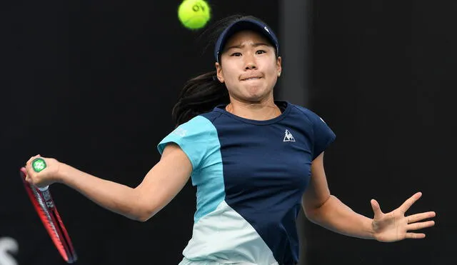 Japan's Nao Hibino hits a return against China's Shuai Peng during their women's singles match on day two of the Australian Open tennis tournament in Melbourne on January 21, 2020. (Photo by Greg Wood / AFP) / IMAGE RESTRICTED TO EDITORIAL USE - STRICTLY NO COMMERCIAL USE