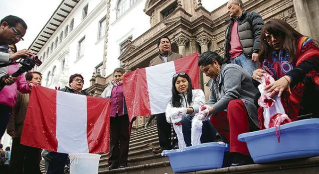 En Cusco docentes lavaron bandera contra la corrupción y hoy será la gran movilización