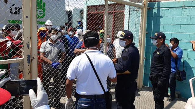 Trabajadores impidieron que el gobernador de Tacna, Juan Tonconi, ingrese al recinto.