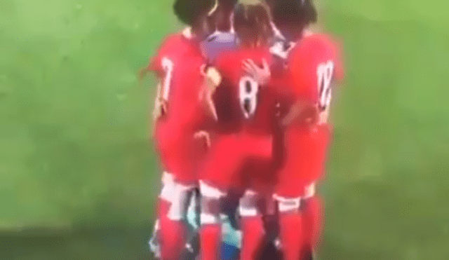 Las futbolistas vieron a su oponente en apuros y no dudaron en ayudarla. Foto: captura de video.