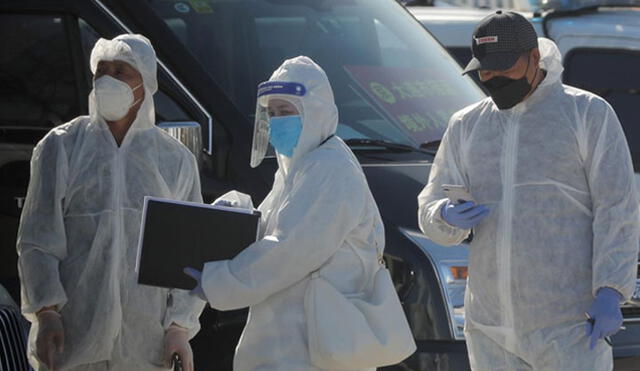 Trabajadores chinos con trajes de protección por el coronavirus. Foto: Difusión.