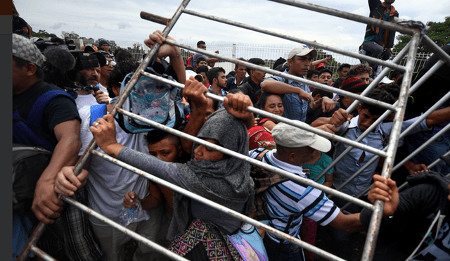 YouTube: Caravana Migrante derriba valla fronteriza entre Guatemala y México [VIDEO]