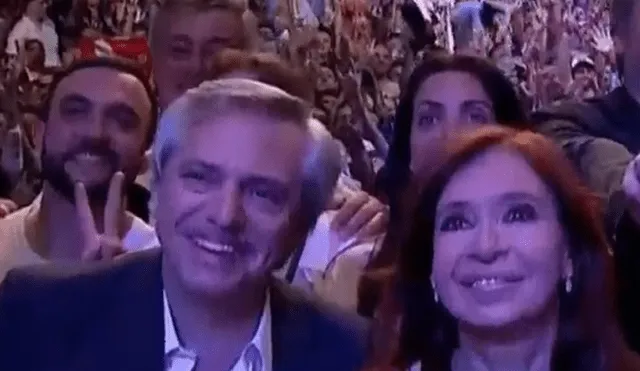 Cristina junto a Alberto Fernández festejando el triunfo.
