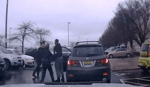Jugador de fútbol americano arroja contra el suelo a policía que iba a detenerlo [VIDEO]