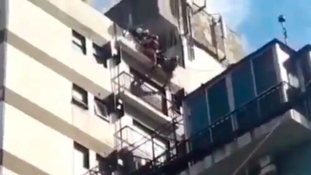 Hombre apuñala a mujer e intenta arrojarse desde la azotea de un edificio