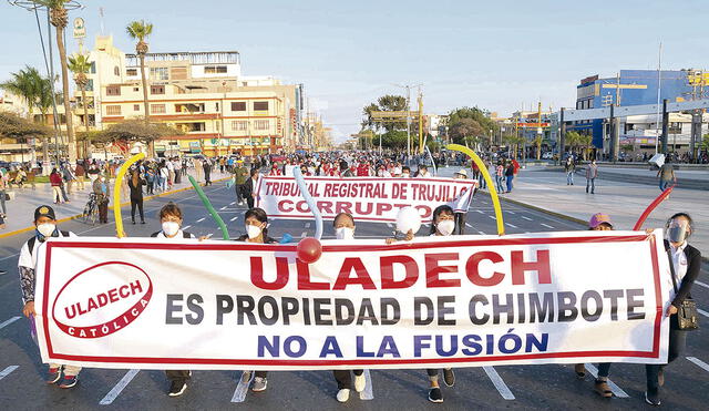 En contra. Estudiantes y docentes no quieren que universidad de Chimbote desaparezca. Foto: difusión