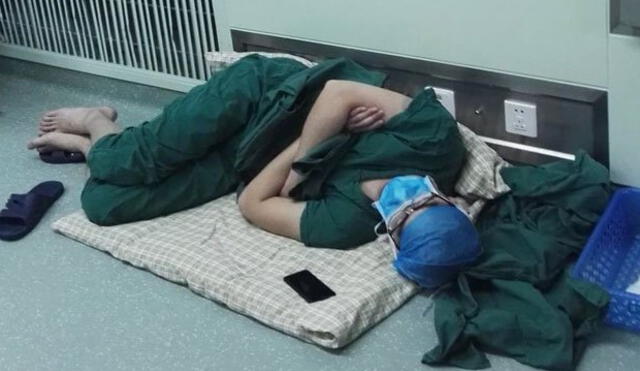 Twitter: médico se queda dormido en el piso tras 28 horas de trabajo sin interrupción [FOTOS]