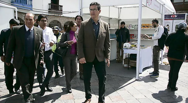 Piden suspender reparto de libros de Garcilaso en Cusco