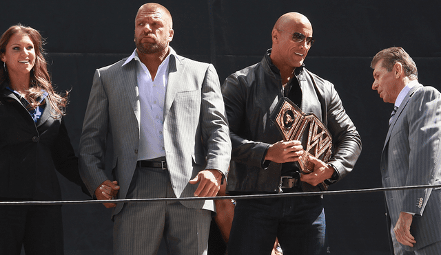 The Rock y Triple H junto a Stephanie y Vince McMahon. | Foto: AFP