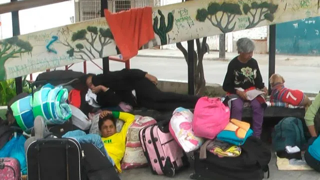 Venezolanos duermen en calles de Tumbes mientras esperan un trabajo [VIDEO]