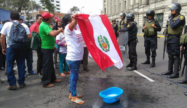 Trabajadores de Tumán protestaron y lavaron banderas frente al Poder Judicial [FOTOS Y VIDEOS]