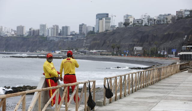 Militares y policías controlan acceso de bañistas en las playas de Barranco y Chorrillos. Foto: Marco Cotrina/ La República