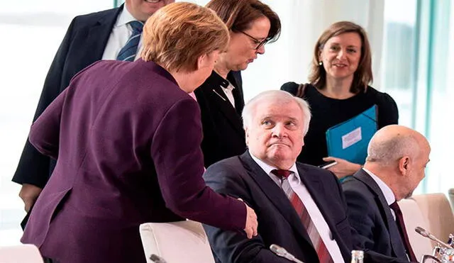 Horst Seehofer (c, sentado) y Angela Merkel (i) protagonizaron una escena curiosa con motivo del coronavirus. Foto: EFE