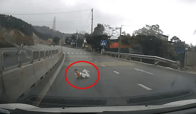 YouTube Viral: bebé cruzó gateando la carretera y casi es arrollado por un camión [VIDEO]