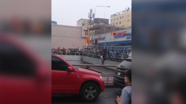 Ciudadanos rescataron a un hombre en puente Andahuaylas. Foto: Cortesía.