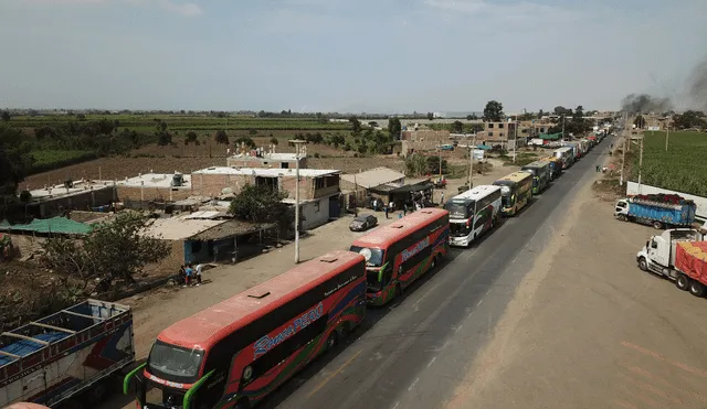 Durante las protestas, se registraron largas colas de buses en la panamericana norte de la región de La Libertad. Foto: EFE/Douglas Juárez.