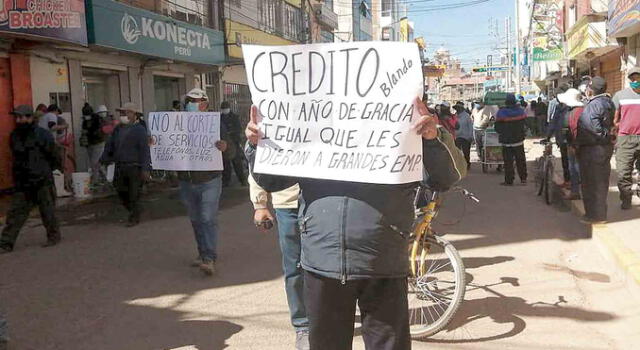 temor. Comerciantes de Juliaca salieron ayer a las calles exigiendo congelamiento de deudas. Temen embargos de sus casas.