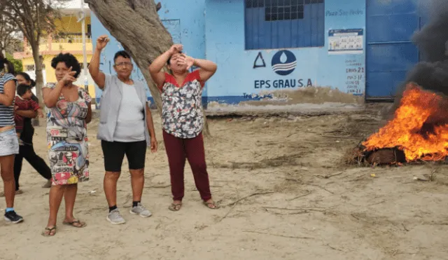 Los pobladores cuestionaron la labor de la EPS Grau y temen que los niños se enfermen por la falta de agua. Foto: Grover Lozada/ URPI_LR