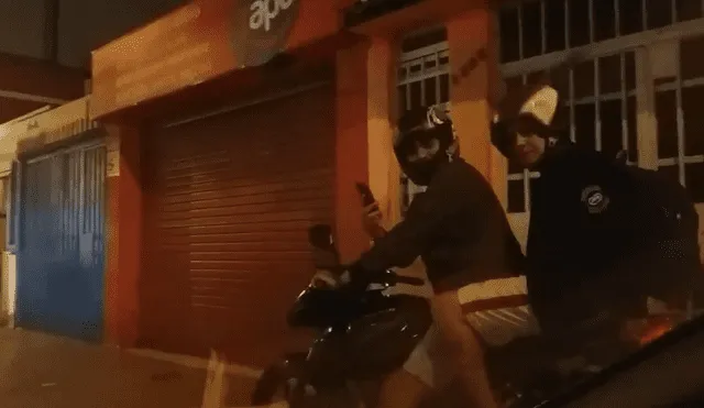 Vía Facebook: Hombre impide asalto a mujer y ladrones en moto hacen esto [VIDEO]