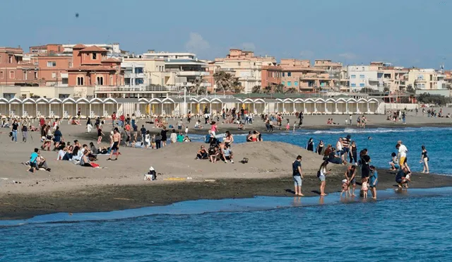 Ciudadanos europeos abarrotaron las playas durante desconfinamiento. Foto: AP