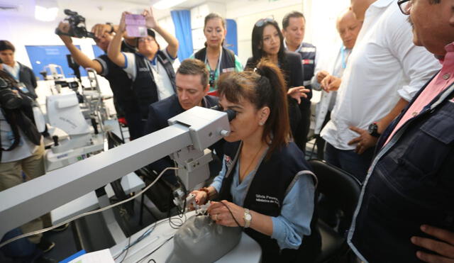 Médicos norteamericanos y peruanos realizan cirugías gratuitas en avión oftalmológico