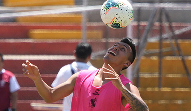 Carlos Neyra domina la pelota durante los entrenamientos del FBC Melgar