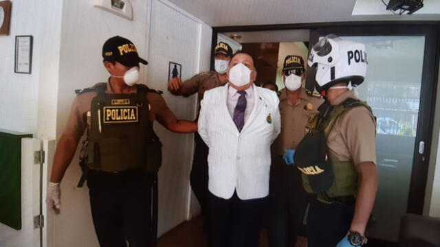 El médico Teodoro Quiñones, del Instituto Nacional del Corazón (INCOR), es intervenido en el local del Sinamssop. (Foto: GLR - URPI)