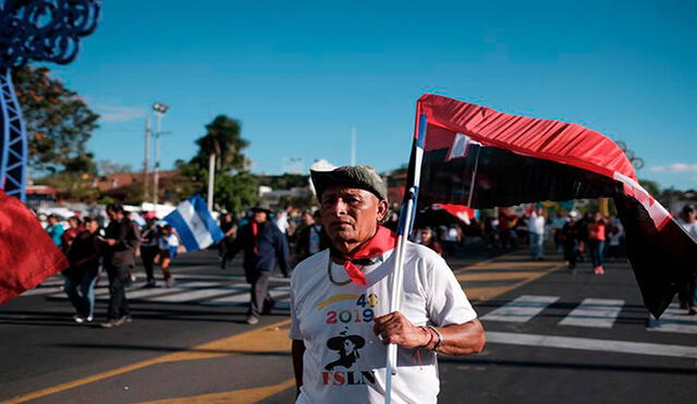 Un simpatizante del gubernamental Frente Sandinista de Liberación Nacional en la marcha, con motivo del coronavirus. Foto: EFE