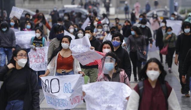 Estudiantes alzaron su voz de protesta, luego de que el examen virtual dejara fuera a más de 1.400 postulantes. Foto: Flavio Matos / La República
