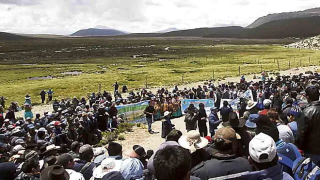 reunión. Autoridades y representantes de Puno y Tarata se reunieron en la zona donde se captará agua para Vilavilani.