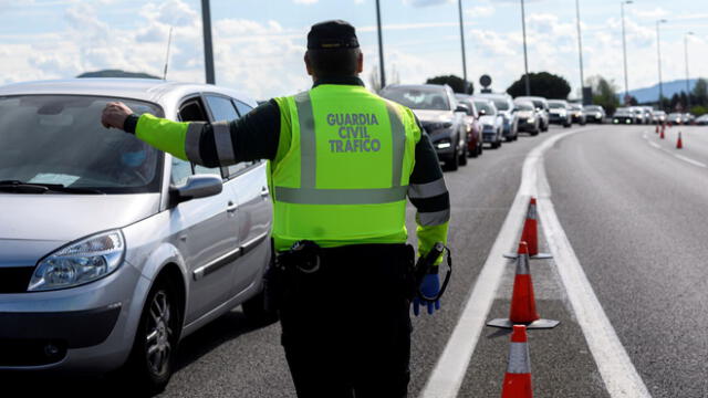 El control de la Guardia Civil de Tráfico se intensificó este miércoles en las salidas de las carreteras de las ciudades más grandes de España. Foto: EFE.