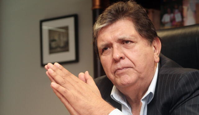 Tras ser electo, Alan García declina a su cargo de presidente del Apra 