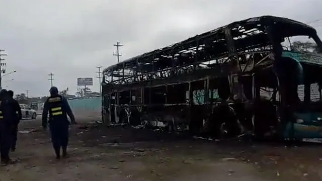 Bus interprovincial que trasladaba a más de 25 pasajeros se incendia en Piura [VIDEO]
