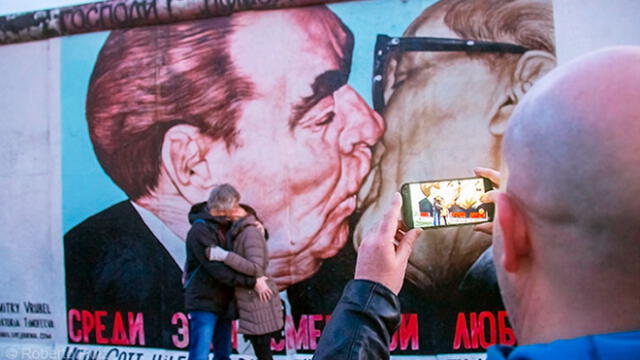 Pintado en 1990 por Dimitri Vrubel, el beso entre los líderes comunistas es uno de los puntos más visitados de Berlín. Foto: Difusión