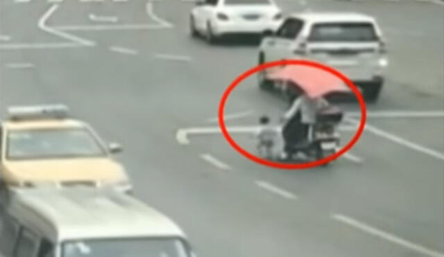 YouTube: ¡Héroe! la valerosa acción de un policía que salvó a niño que corría en un autopista [VIDEO] 