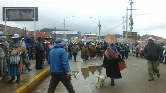 En Desaguadero, los manifestantes bloquearon el puente que conecta Perú con Bolivia