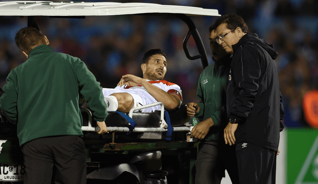 Claudio Pizarro explicó porqué salió del partido ante Uruguay. Foto: AFP