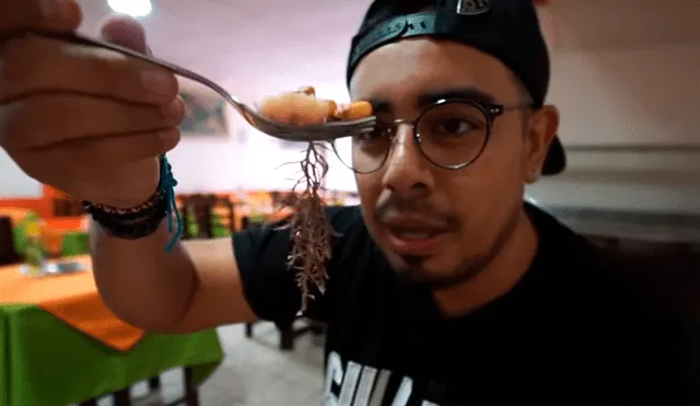 El youtuber mexicano 'Guatsi', se animó a probar la comida que venden en las calles del Centro de Lima. Foto: captura