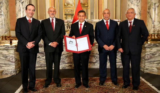 Julio 2014. El entonces ministro Eleodoro Mayorga y el brasileño Rodney Carvalho posan con el presidente Ollanta Humala tras firmar el contrato de concesión.